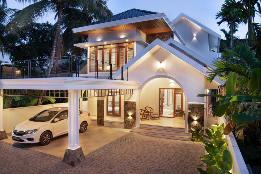 Image of a white colored house with colonial architecture from Lykke Architecture Studio.